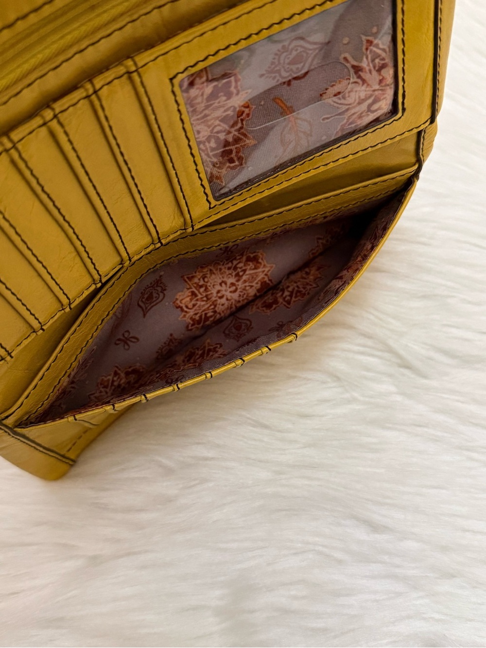 HOBO - INTERNATIONAL YELLOW SOFT LEATHER SADIE LONG WALLET MAGNETIC CLOSURE - Picture 6 of 16